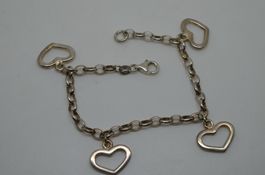 Un bracelet en argent 925 avec 4 pendentifs coeurs 11.1 gr.