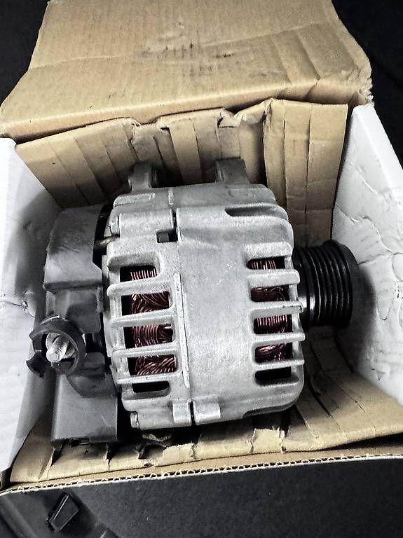 Toutes les pièces auto: Alternator Original Ford Mondeo MK V – D'occasion à Pfäffikon ZH par SuisseLife