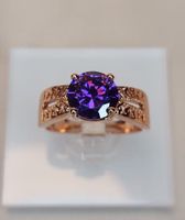 Сharmanter vergoldeter Ring mit lila Zirkonia, Gr. 8