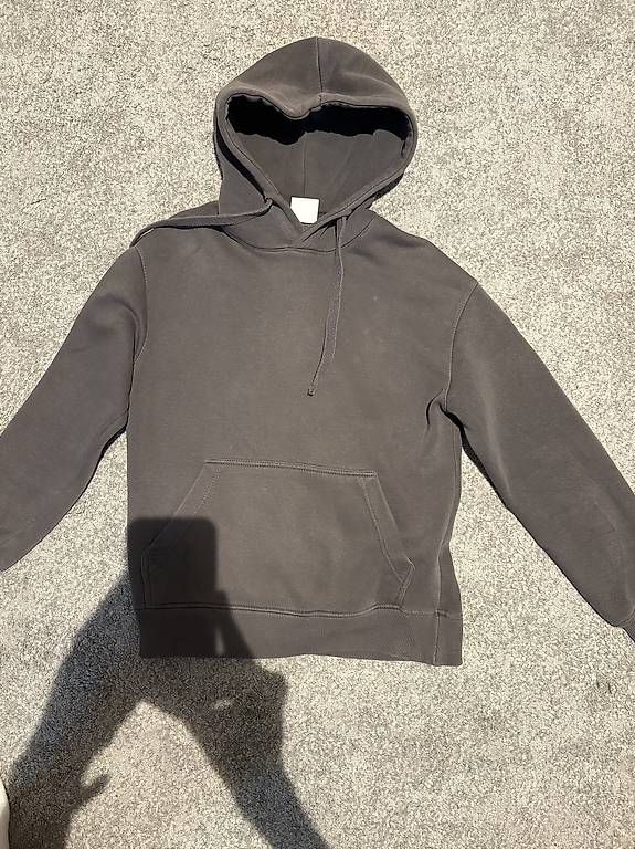 Maglioni & Felpe: Grauer Hoodie von Bershka – Usato da Bolligen venduto da fel_cp8q