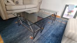 Glas-Couchtisch mit Metallgestell, zeitloses Design