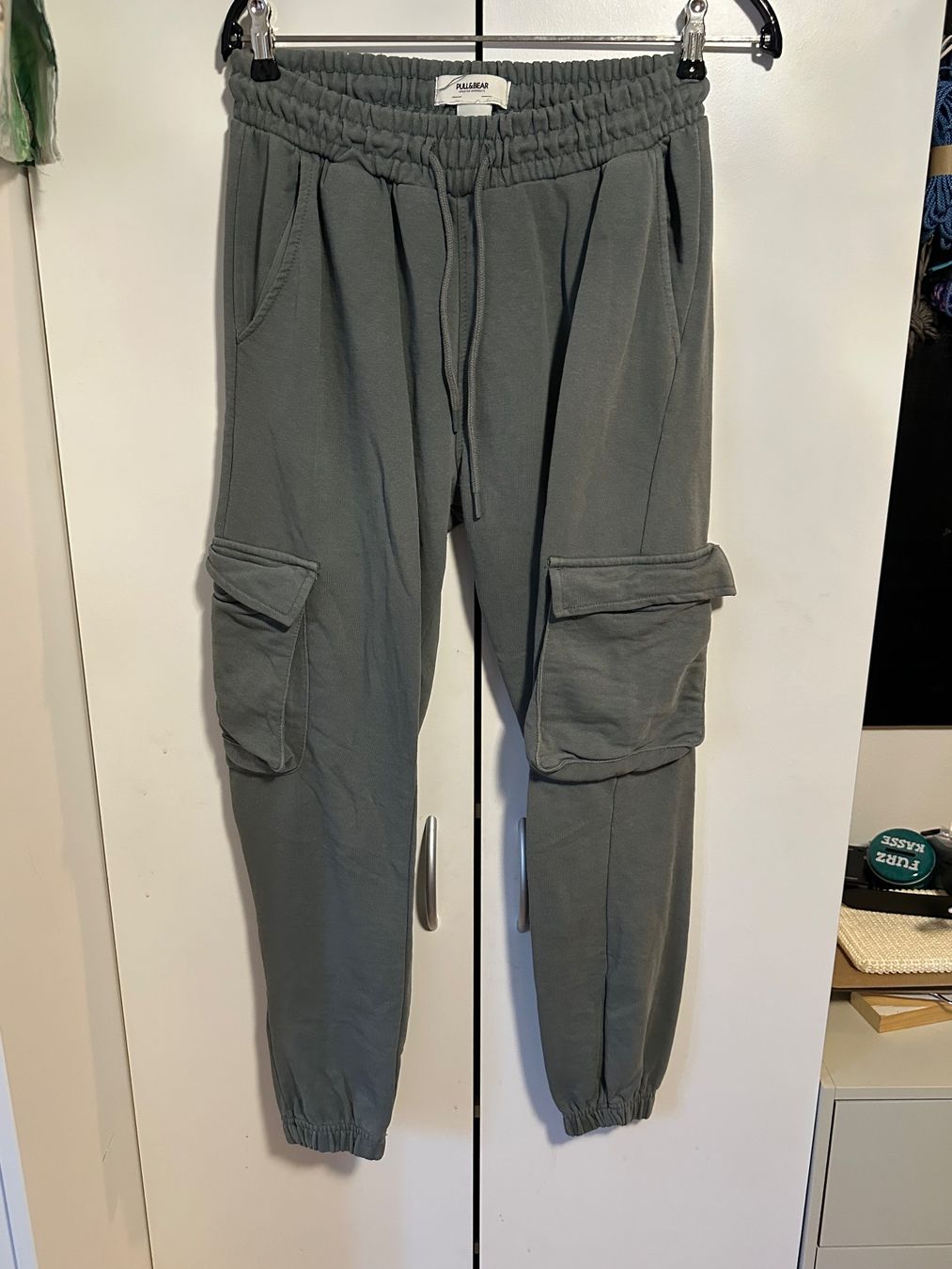 Pull&Bear Pantaloni: Pull & Bear Cargo Jogginghose grau Grösse M guter Zustand – Usato da Schaan venduto da Hermine2018
