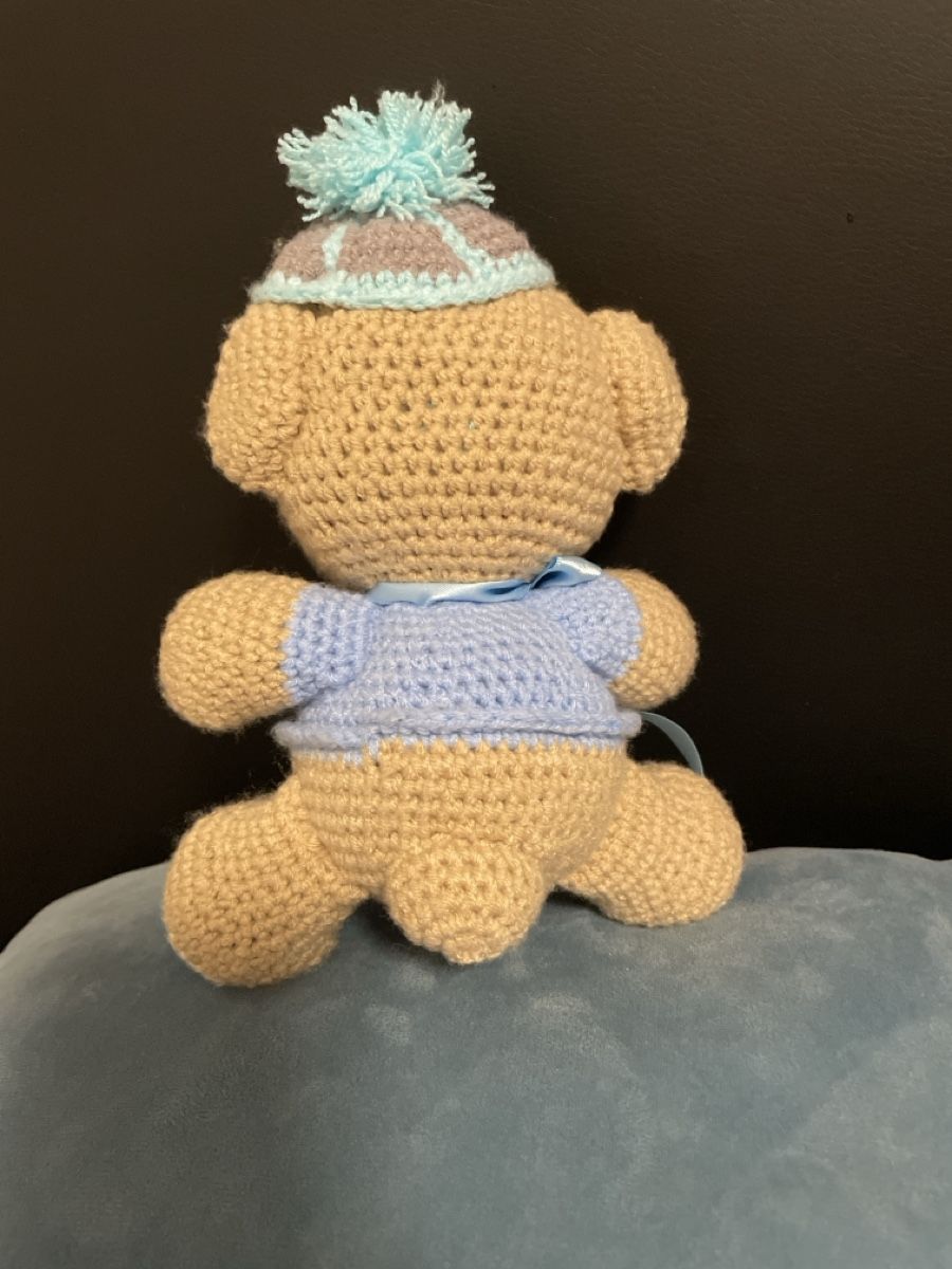 Giocattoli: Handgemachter Teddy mit Mütze & Pullover, liebevoll gehäkelt – Nuovo (secondo la descrizione) da Rüti ZH venduto da ad-78 1