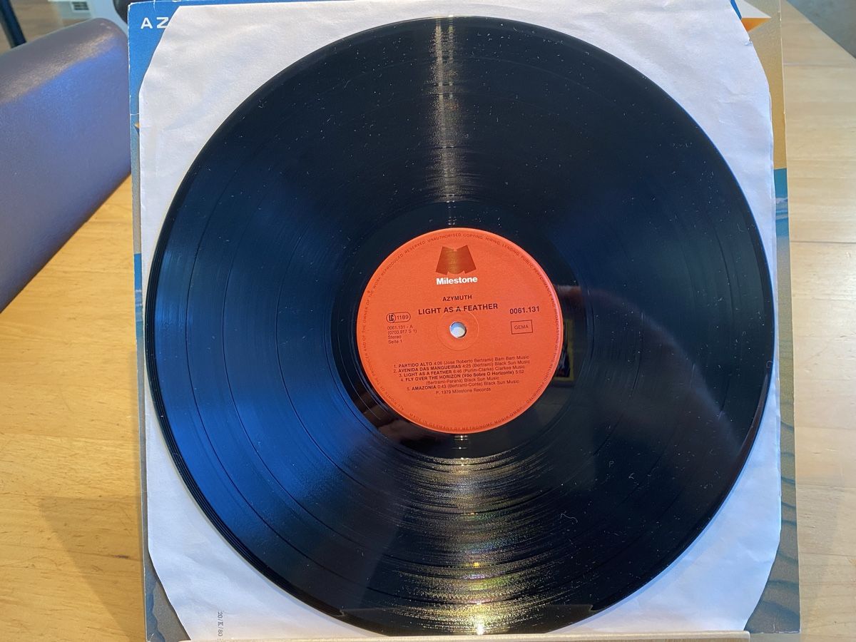 Vinyles: Azymuth Light As A Feather Milestone – D'occasion à Zürich par markus234 2