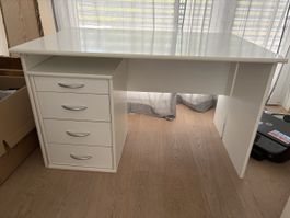 Schreibtisch mit Schubladen