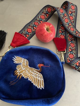 Sehr edle Tasche aus Samt mit Fischreiher