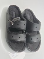 Crocs Classic Cozzzy Sandal Schwarz Gr. 42/43 – Neuwertig