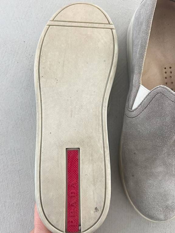 Scarpe da donna: Prada Wildleder-Loafer, hellgrau, Grösse EU37.5 – Usato da Zürich venduto da FK8044 1