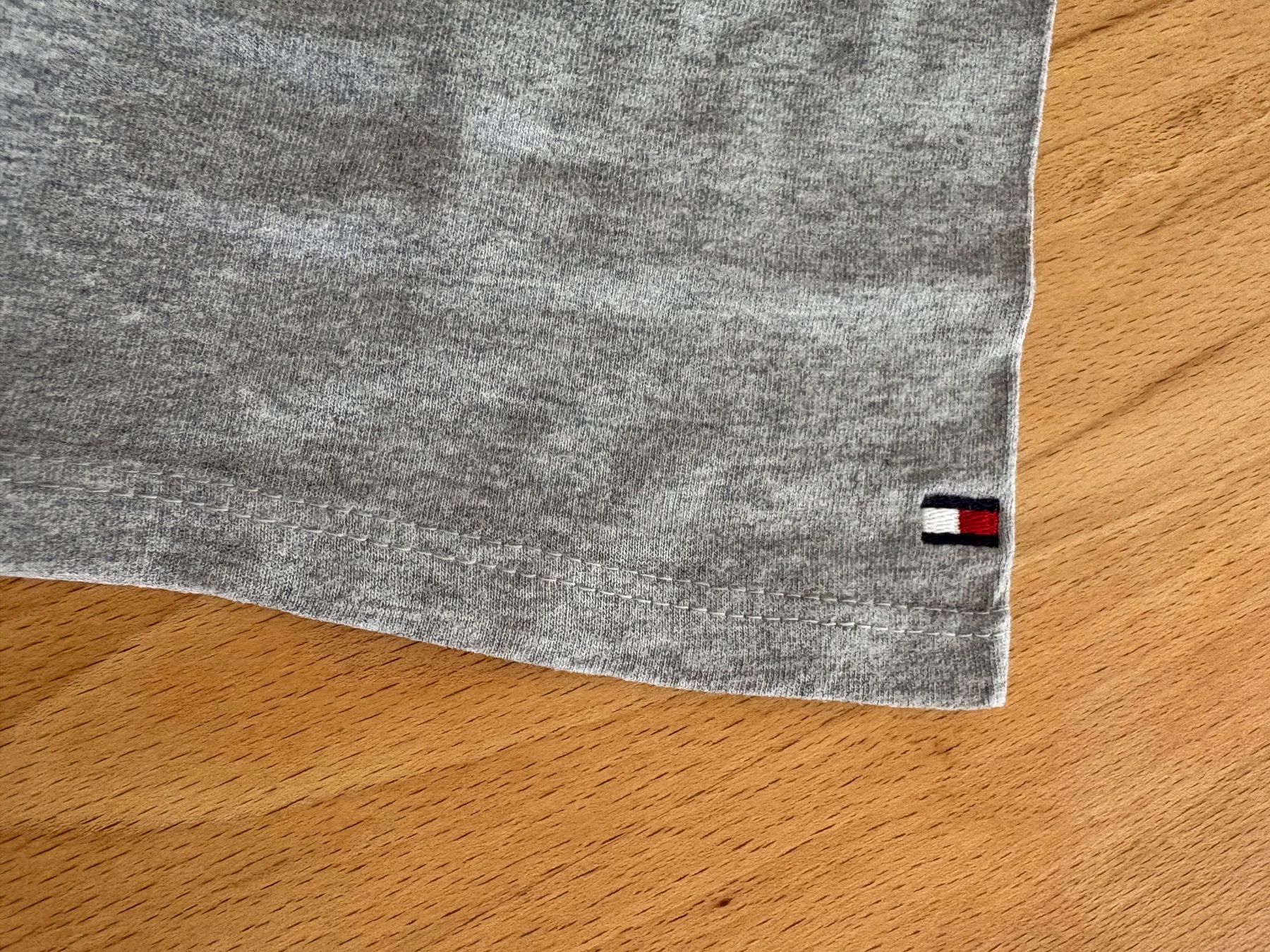 Tommy Hilfiger T-Shirts: T-Shirt - Tommy Hilfiger - Grösse L – Gebraucht aus Oberuzwil von jabano 1