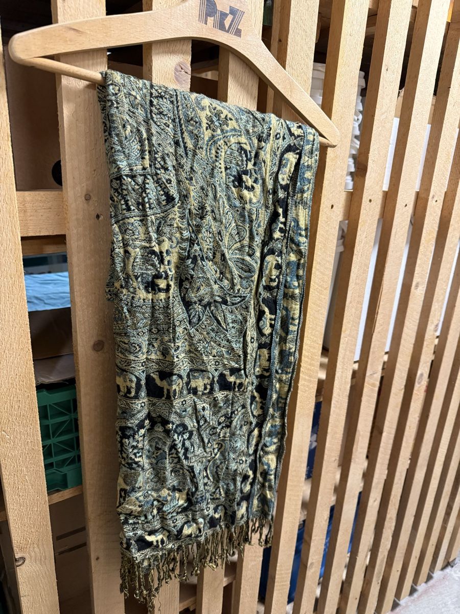 Foulard & Sciarpe: Dicker Schal mit Elefantenmuster 🐘 – Usato da Egg b. Zürich venduto da Flummi 5