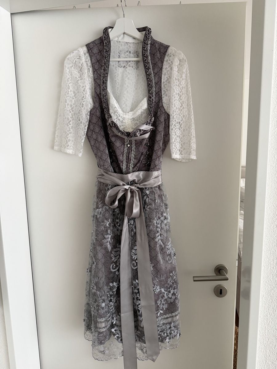 Robes: Wunderschönes Dirndl inkl. Spitzenbluse – D'occasion à Seon par bugabooo