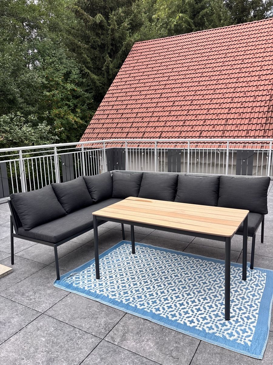 Set di tavolo e panche: Garten-Lounge-Set mit Sonnenschirm – Usato da Andelfingen venduto da mor_8mnl 3