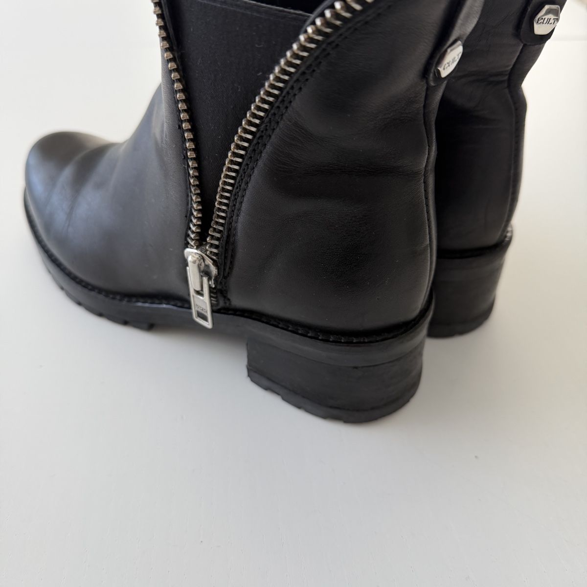 Scarpe da donna: CULT Black Leather Boots – Usato da Emmen venduto da Colette-Juliette 3