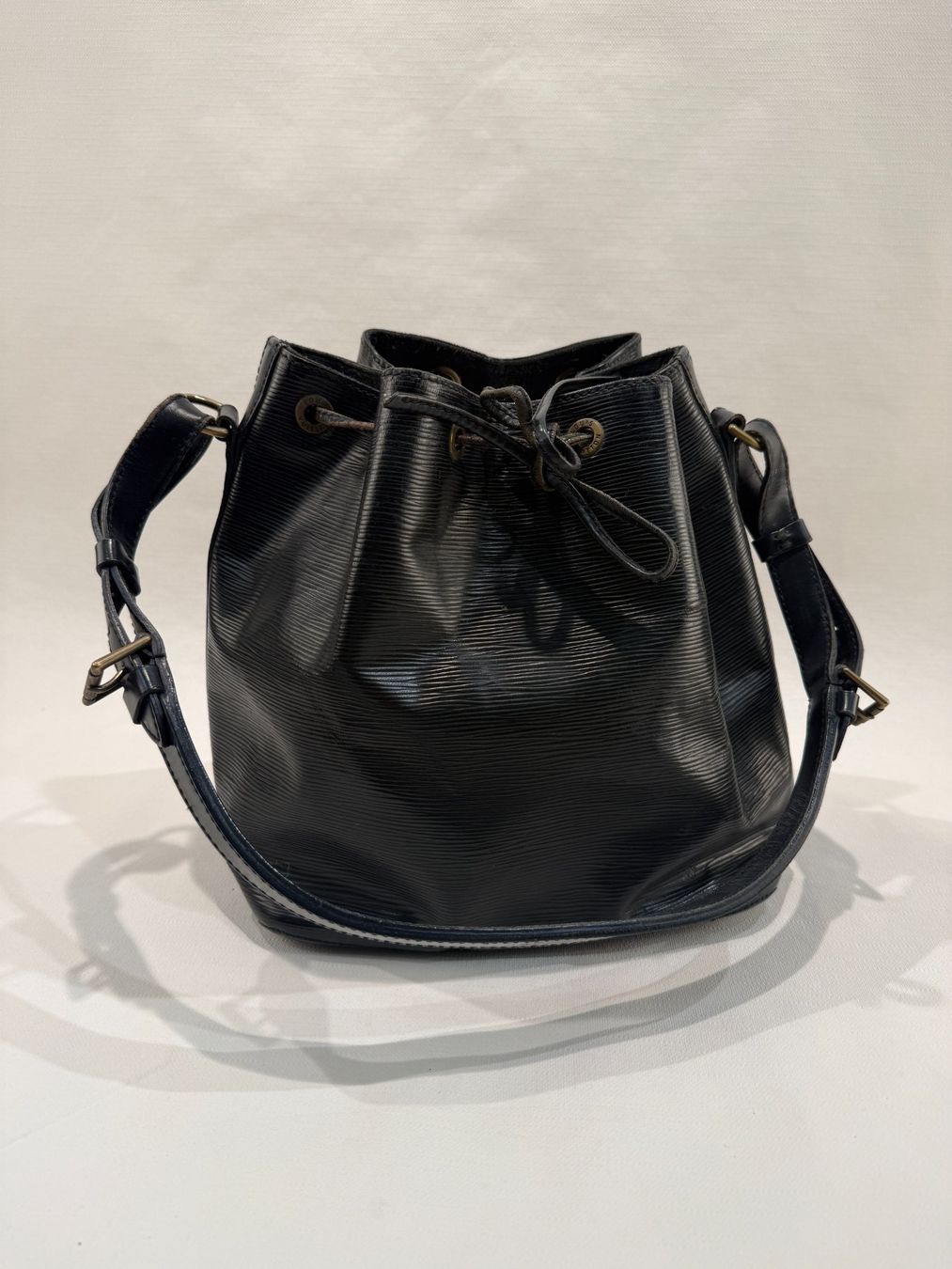 Louis Vuitton Borse da donna: Louis Vuitton Epi Noe Petit in schwarz – Usato da Erlenbach ZH venduto da iLuxury