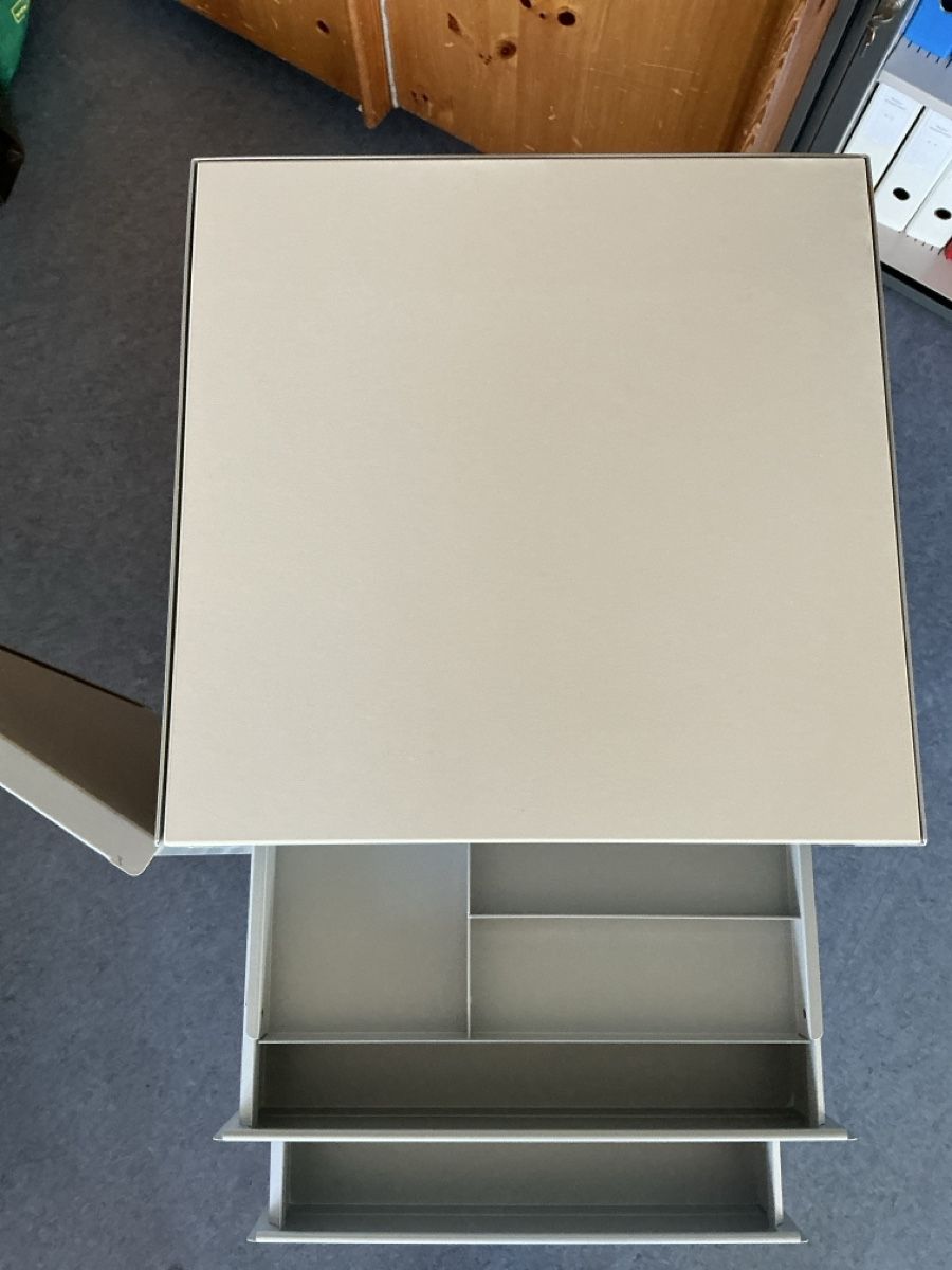 Lista Banconi: Rollcontainer hellgrau Metall gebraucht – Usato da Worb venduto da Daenub 3