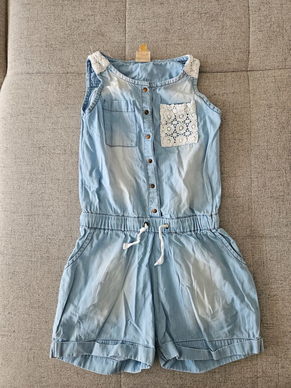 Manor Tute: Jeans Overall, kurz Gr. 122/128, hellblau mit Spitze – Usato da Bellach venduto da Chiini