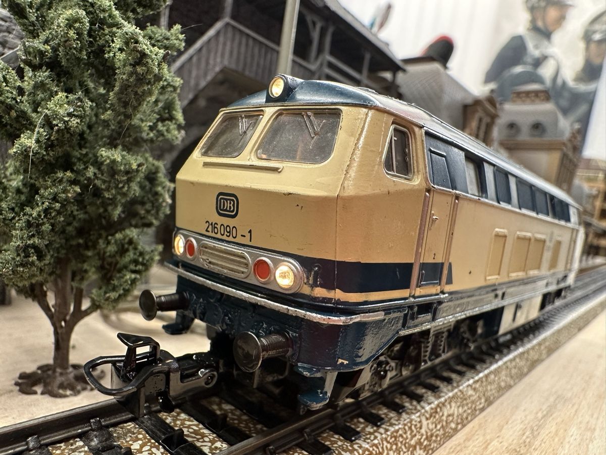 Märklin Modelleisenbahnen: Märklin 3074 DB BR 216 digital – Gebraucht aus Lupsingen von New-Haven