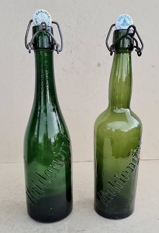 Haldengut Bicchieri, Caraffe & Bottiglie: Zwei schweizer Bierflaschen Haldengut Winterthur um 1900 – Usato da Frasnacht venduto da Carawill