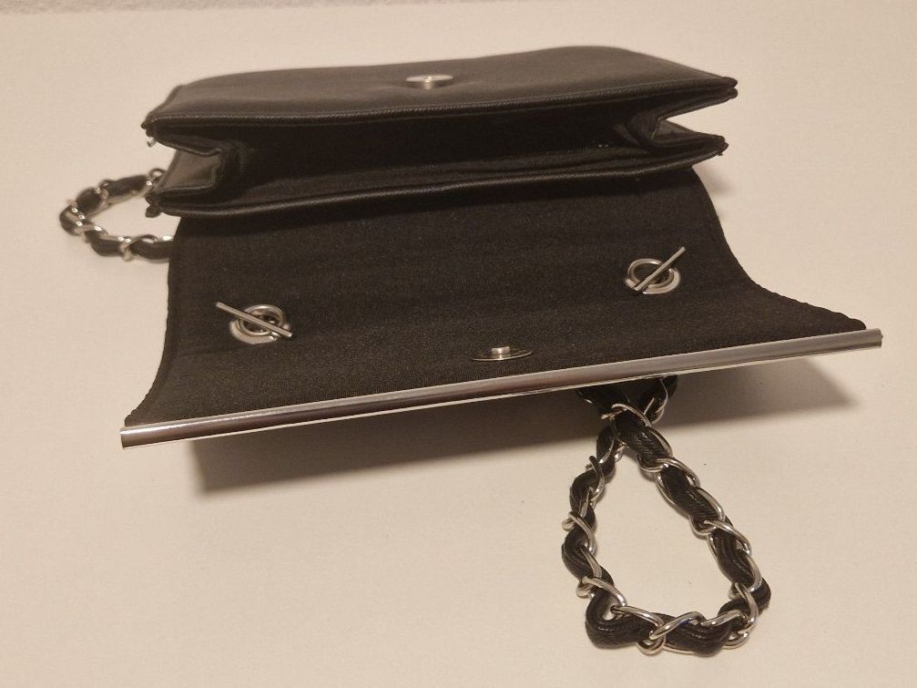 Borse da donna: Schwarze Handtasche mit Steppmuster und Kette – Usato da Buchs SG venduto da iva_5msb 1