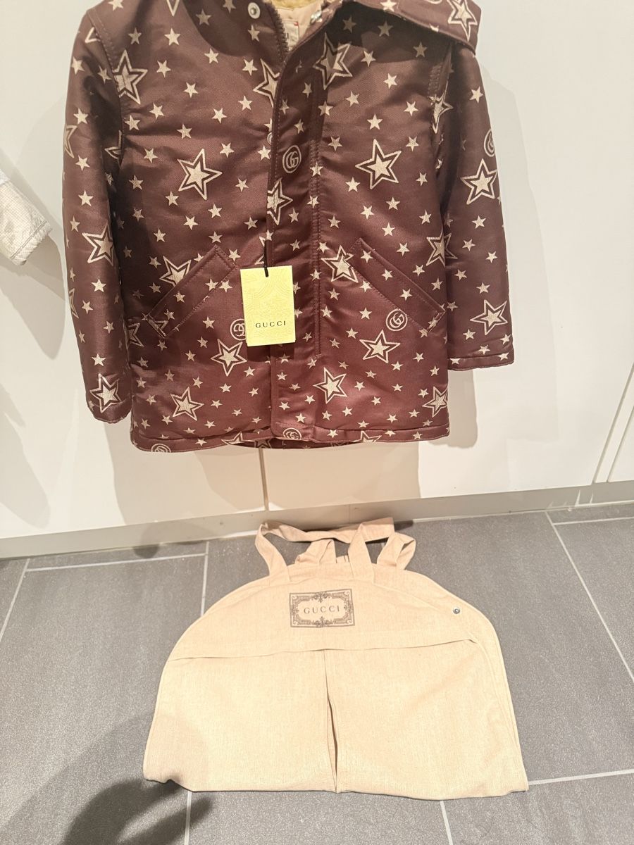 Gucci Giacche & Cappotti: Gucci Kinder Jacke mit Sternenmuster – Nuovo e nell'imballaggio originale da Hagendorn venduto da VS0506 1