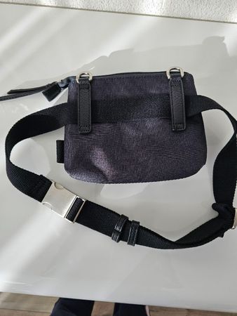 Tasche mit Bauchgurt und Umhängeriemen