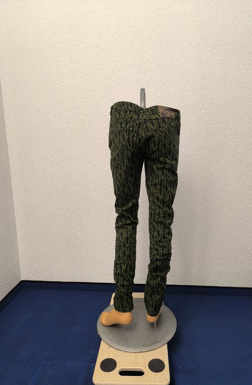 Jeans: Dunkelgrüne Hose mit Federmuster - Gothic, Punk, Emo – Usato da Fischbach LU venduto da BuBri 1