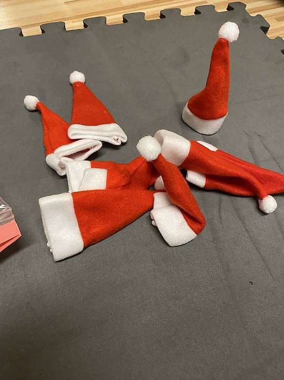 Tutte le decorazioni: Deco petit chapeau père noël  – Usato da Cheseaux-Lausanne venduto da Fannelle01