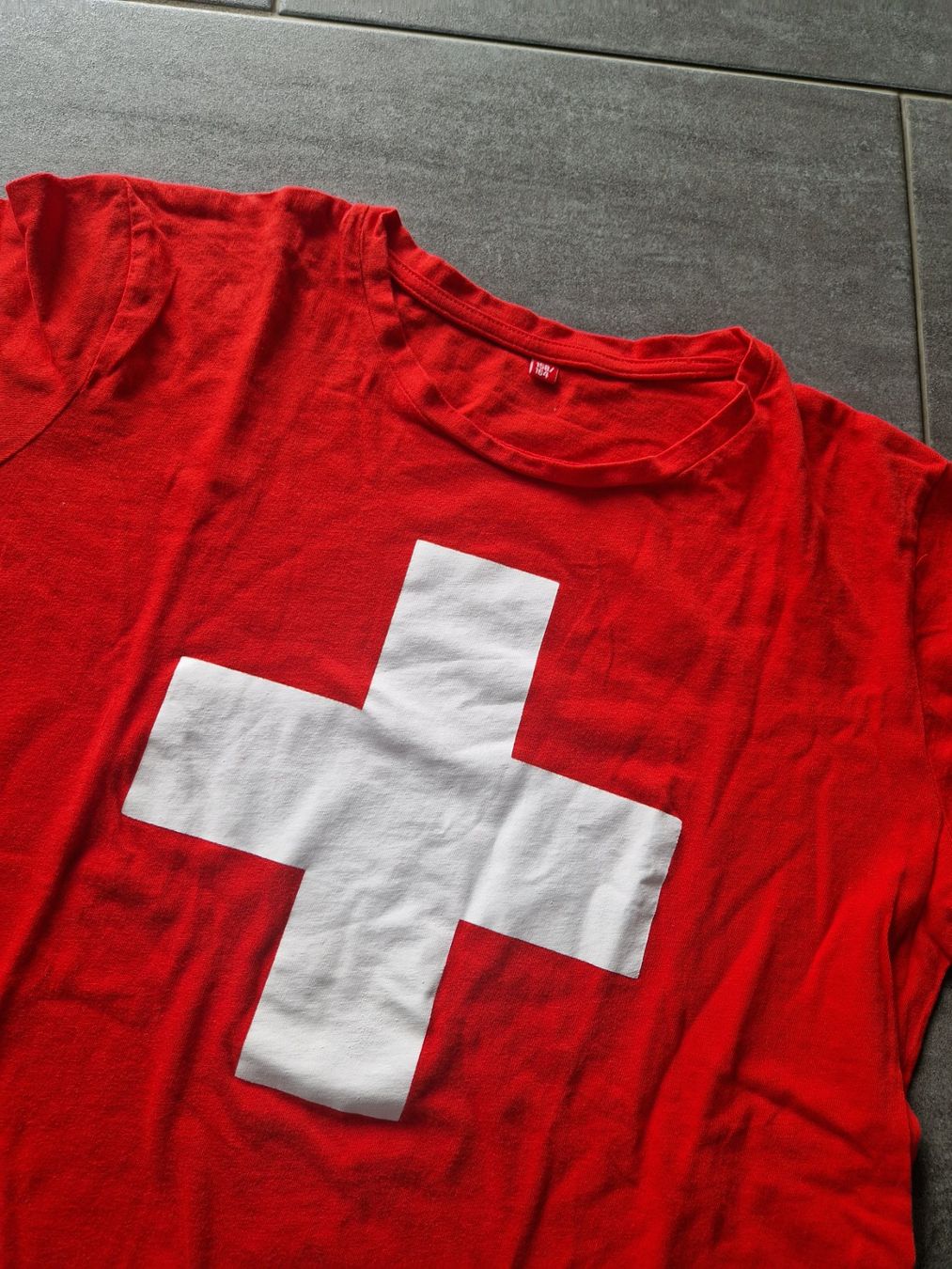T-shirt: T-Shirt Schweizerkreuz Gr.158/164 – Usato da Mezzovico venduto da maemy 1