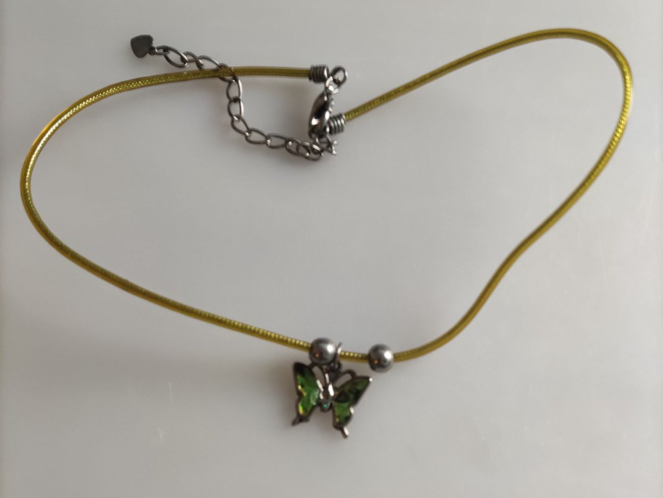 Catenine: Collier fin avec pendentif papillon vert émeraude – Usato da Grand-Lancy venduto da Morriganne