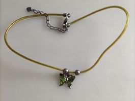 Collier fin avec pendentif papillon vert émeraude