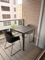 Tisch und Stühle