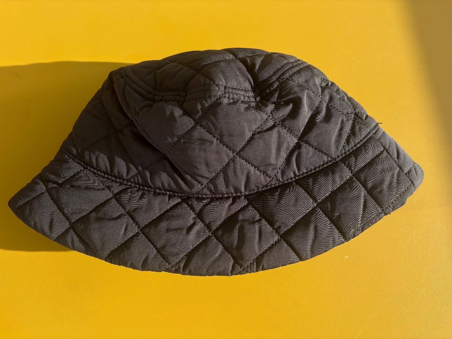 H&M Copricapi, berretti & cappellini: H&M schwarzer gesteppter Bucket Hat Gr. S/54 – Usato da Zürich venduto da missmodernage 1