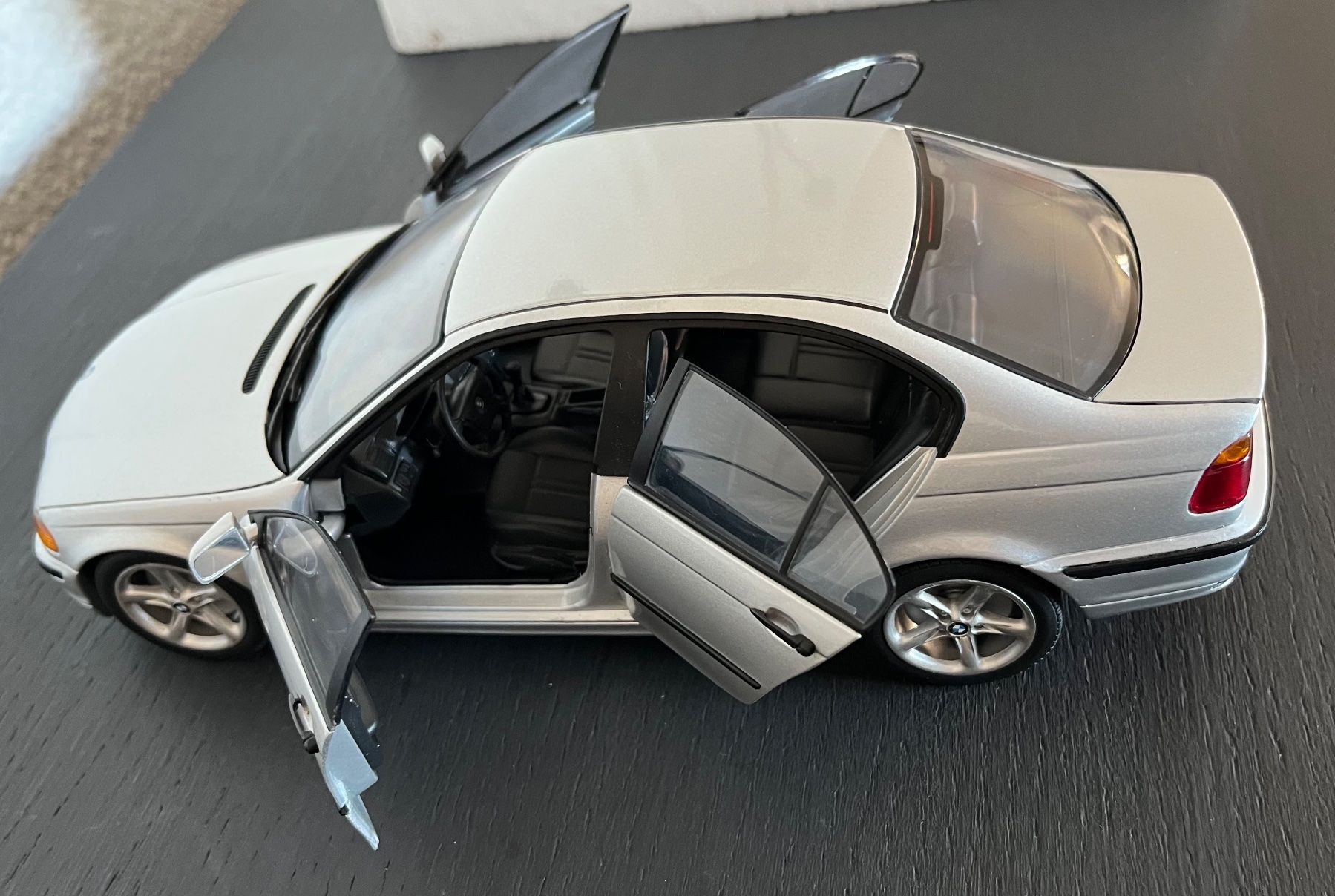 UT Models Modellini d'auto: UT BMW 3 SERIES e46 GRISE 1:18 – Usato da St-Cergue venduto da ncu_t267 6