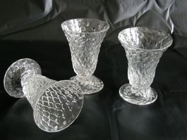 DREI KLEINE DESSERT GLÄSSER. ENGLAND, UM 1750 – 1775.