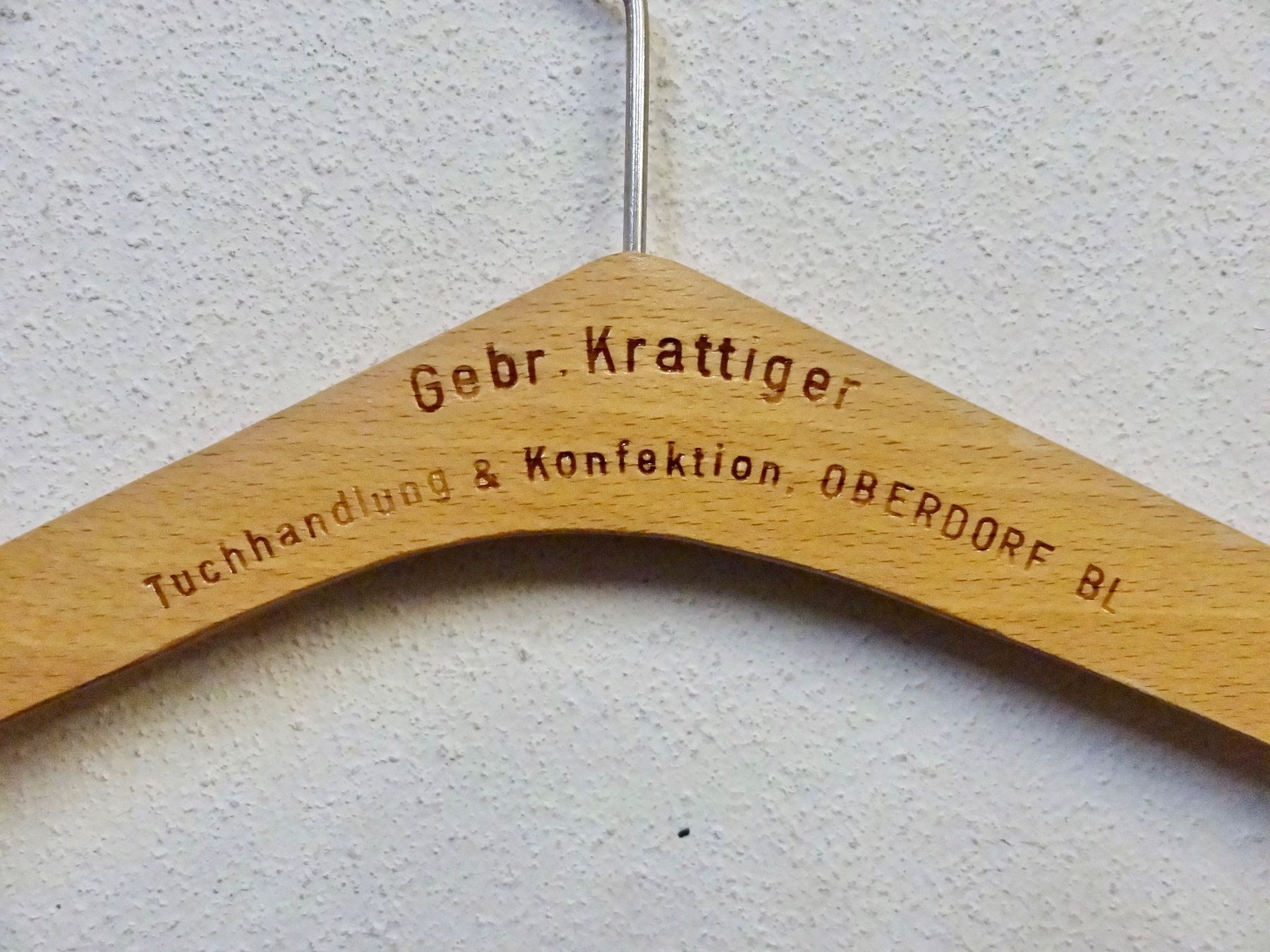 Appendiabiti: Kleiderbügel GEBR. KRATTIGER OBERDORF BL – Usato da Kerzers venduto da zimmergruen 1