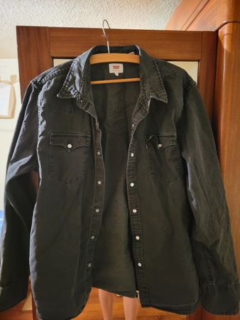 Grauschwarzes Levis Jeansjäcklein