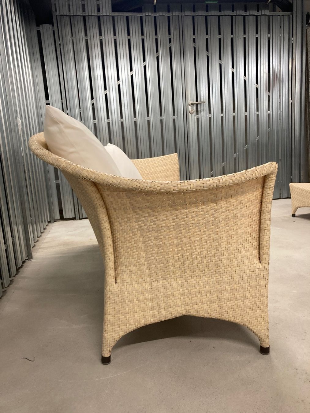 Dedon Sofas: DEDON Lounge Set Sofa + 2 Hocker inkl. Kissen – Gebraucht aus St. Gallen von Wohngut-Heule 3