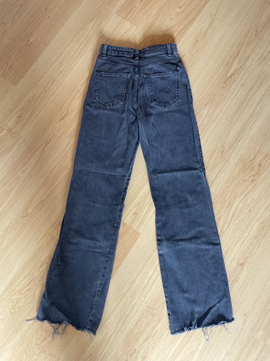 Stradivarius Jeans: Jeans von Stradivarius, Gr. 36, grau/schwarz, mit Löchern – Gebraucht aus Malix von fred_59 1