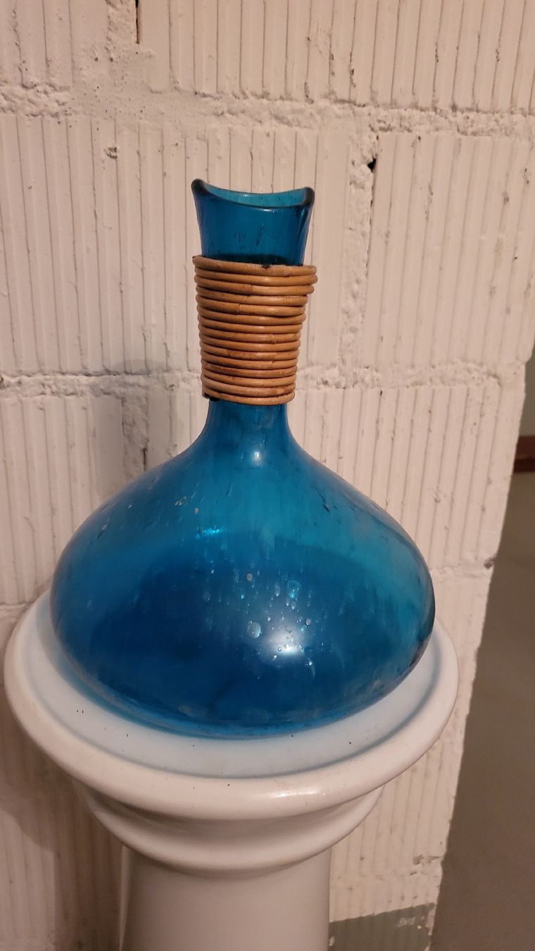 Vasi & Recipienti: Blaue Glasvase mit Rattan-Detail  – Nuovo (secondo la descrizione) da Ebmatingen venduto da LaPassiflora