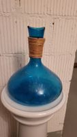 Blaue Glasvase mit Rattan-Detail 