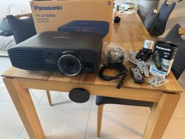 Profi Beamer 3D Panasonic PT-AT5000E Home Cinema + 3D Brille