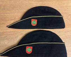 Zwei Vintage Schwarze Barettmützen mit Logo, Top Zustand!