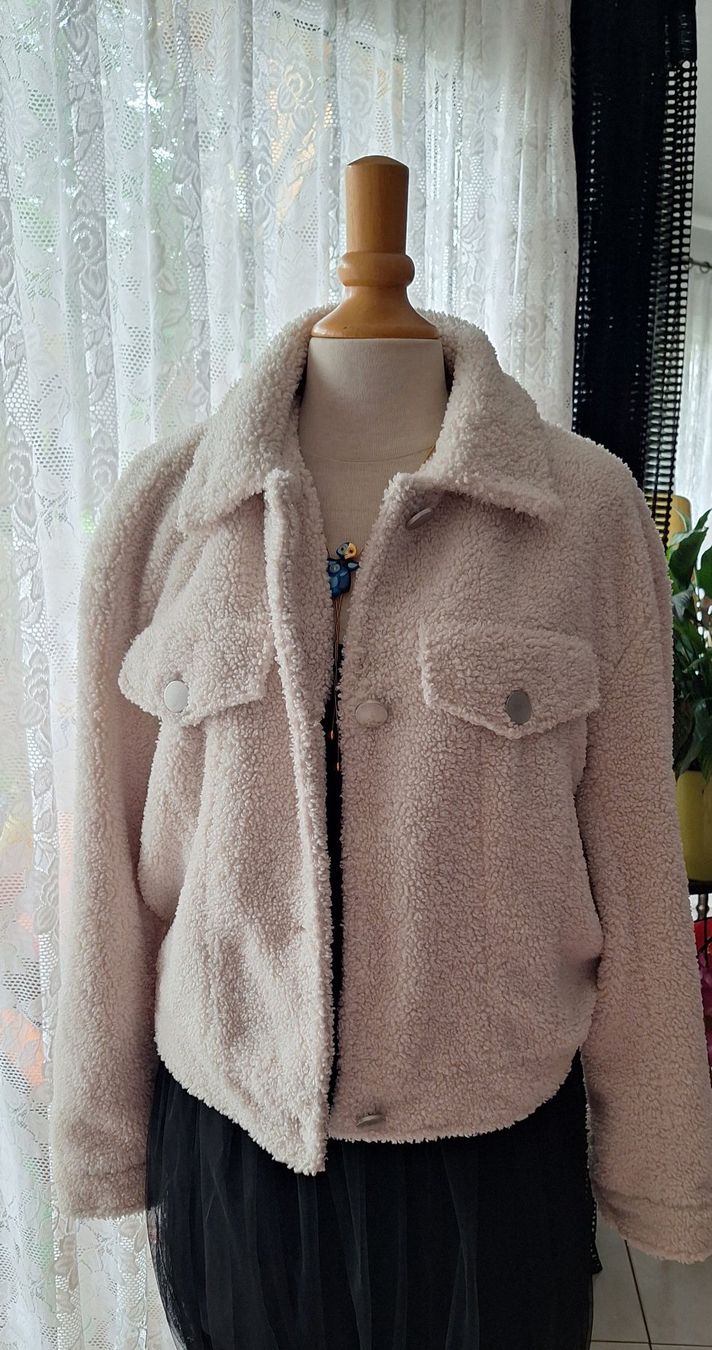 Vila Giacche: Veste teddy beige VILA taille S – Usato da St-Triphon venduto da Jldr0