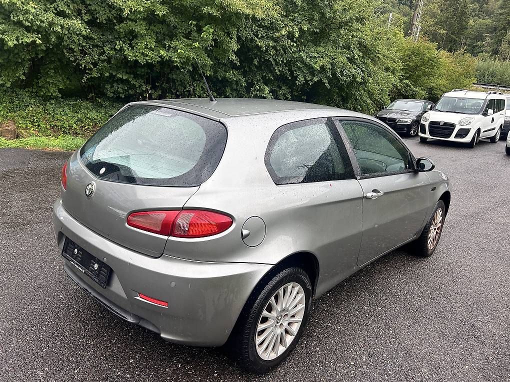 Alfa Romeo Automobili: Alfa Romeo 147 1.6 ab Platz – Usato da Mülenen venduto da Jetmir019 3