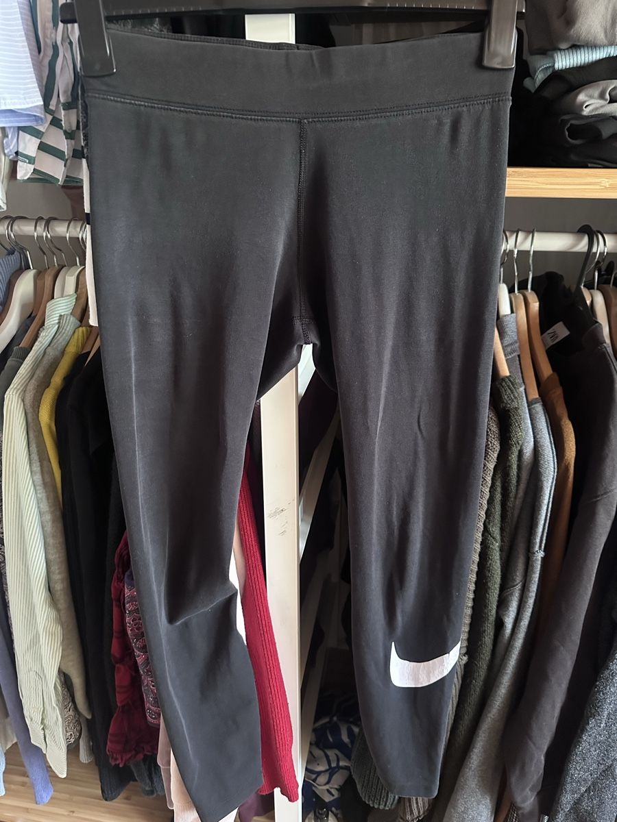 Nike Leggings: Nike Sportleggins Gr. M schwarz – Gebraucht aus Münsingen von Secondhand89
