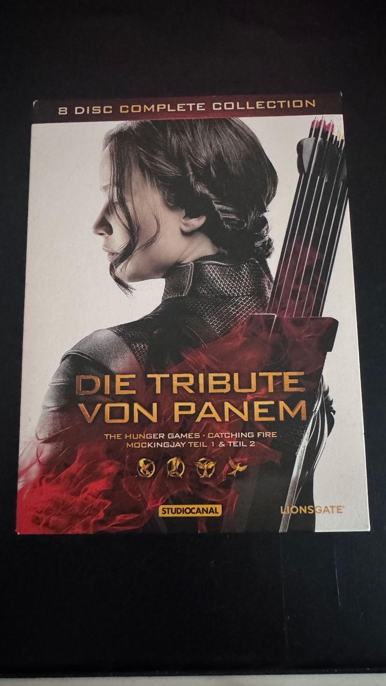Tutti i DVDs: Die Tribute von Panem Complete Collection 8 DVDs – Usato da Wolfhausen venduto da ResalePoint