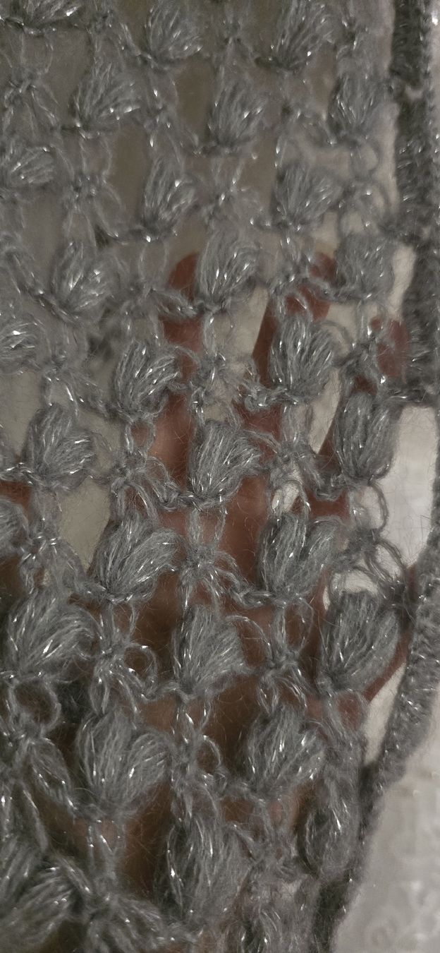 Foulard & Sciarpe: Handgestrickte gemütliche silber Schal 🩶 – Nuovo (secondo la descrizione) da Zürich venduto da Idoly_Studio. 2
