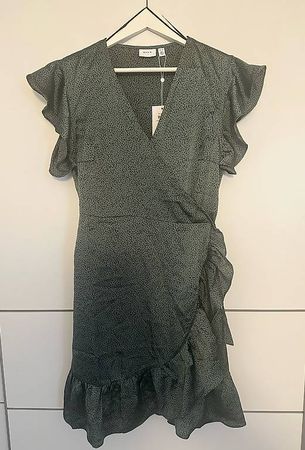 NEU! VILA Wickelkleid. Gr. 42