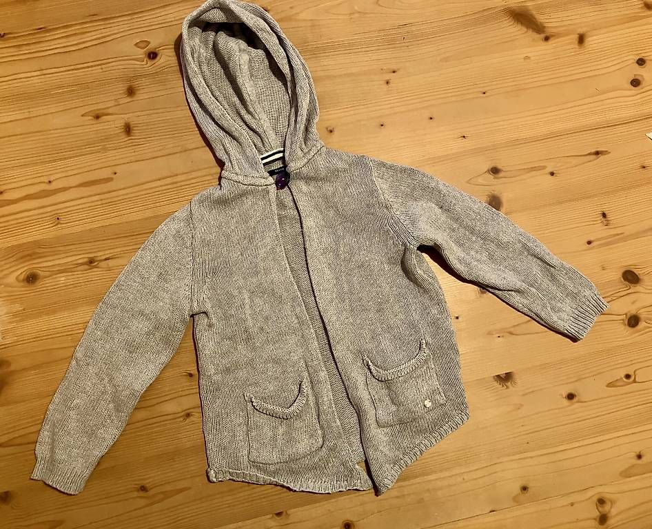 Giacche & Cappotti: Jäckchen mit Kaputze grau Gr.110 – Usato da Brunnadern venduto da Bumlebee