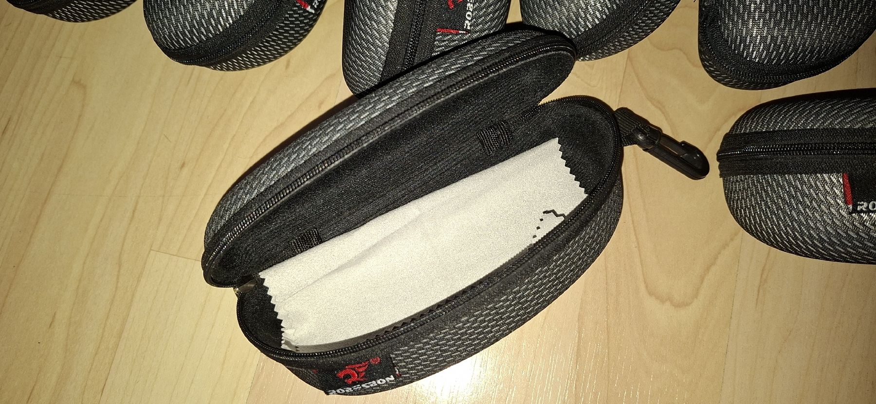 Altro in  Abbigliamento & Accessori: Brillen Etuis grau schwarz – Nuovo (secondo la descrizione) da Bern venduto da Stalino 2